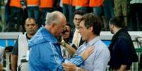 Luiz Felipe Scolari fala com Gustavo Schelotto, irmão de Guillermo (Foto: Luis Moura / WPP)  Foto: LANCE!