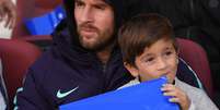Messi assiste ao jogo do Barcelona com o filho  Foto: Sérgio Ruiz / Dia Esportivo / Estadão