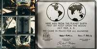 Placa de recordação da missão Apolo 11, levada à Lua em 1969.   Foto: Wikipedia Commons / Estadão
