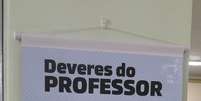 Cartaz dos seis deveres do professor foi pendurado em colégio de Florianópolis que adotou Escola Sem Partido  Foto: Divulgação/Antônio Peixoto / BBC News Brasil