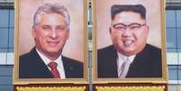 Primeiro retrato de Kim Jong-un (à dir) foi exibido ao lado do feito em homenagem ao presidente cubano, Miguel Díaz-Canel  Foto: KCTV / BBC News Brasil