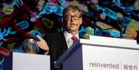 Bill Gates usou um béquer cheio de fezes para chamar atenção para bactérias e doenças relacionadas ao saneamento  Foto: AFP / BBC News Brasil