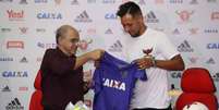 Diego Alves e Bandeira de Mello: camisa 1 foi um dos grandes reforços da gestão (Foto: Gilvan de Souza / Flamengo)  Foto: LANCE!