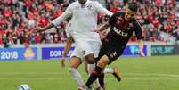 Raphael Veiga, do Atl&eacute;tico-PR, e Dig&atilde;o, do Fluminense, disputam jogada no duelo entre os times pelo Campeonato Brasileiro 2018  Foto: CARLA LARINI/O Fotografico / Gazeta Press