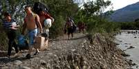 Venezuelanos atravessam fronteira com a Colômbia   Foto: DW / Deutsche Welle
