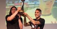 O goleiro C&aacute;ssio e o jogador peruano Paolo Guerrero, do Corinthians, participam do evento Jogos Eternos, em homenagem pela conquista do Campeonato Mundial de Clubes da FIFA 2012, quando o Tim&atilde;o venceu o Chelsea, da Inglaterra, por 1 a 0, no Est&aacute;dio Internacional de Yokohama no Jap&atilde;o.  Foto: Fernando Dantas / Gazeta Press