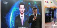 Jornalista da Xinhua, Qiu Hao, ao lado de seu s&oacute;sia virtual durante Confer&ecirc;ncia Mundial de Internet em Wuzhen, China
07/11/2018 Xiaoying/Qianlong.com via REUTERS  Foto: Reuters