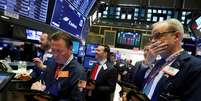 Operadores trabalham no pregão da Bolsa de Valores de Nova York (NYSE) 9/11/2018. REUTERS/Andrew Kelly   Foto: Reuters