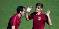 Godín e Griezmann são grandes amigos. O uruguaio, inclusive, é padrinho da filha do francês (Foto: Pierre-Philippe Marcou / AFP)  Foto: Lance!