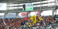 Torcida do Flamengo marcou presen&ccedil;a no jogo contra o Botafogo no est&aacute;dio Nilton Santos; confrontos entre as torcidas aconteceram no caminho ao Engenh&atilde;o  Foto: NAYRA HALM/FOTOARENA / Estad&atilde;o