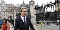 Tobias Ellwood próximo ao Parlamento Britânico, em Londres, na Inglaterra  Foto: Darren Staples / Reuters