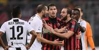 Higuaín é contido por ex-companheiros de Juventus na derrota do Milan por 2 a 0 (Foto: Marco Bertorello / AFP)  Foto: Lance!