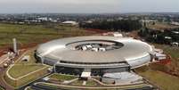 Prédio semelhante a uma arena de futebol, orçado em R$ 1,8 bilhão, é a maior construção científica já feita no Brasil  Foto: Felix Lima/BBC News Brasil / BBC News Brasil
