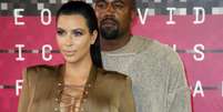 Kim Kardashian e Kanye West no tapete vermelho do Video Music Awards em Los Angeles  Foto: Danny Moloshok / Reuters