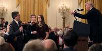 O presidente dos EUA, Donald Trump, e o jornalista da CNN, Jim Acosta, durante discussão acalorada na Casa Branca  Foto: DW / Deutsche Welle