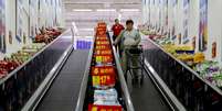 Consumidores fazem compras em mercado em Pequim, na China 15/10/2015   REUTERS/Kim Kyung-Hoon  Foto: Reuters