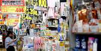 Consumidores fazem compras em loja em Tóquio, no Japão 18/06/2018 REUTERS/Kim Kyung-Hoon   Foto: Reuters