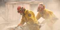 Bombeiros vasculham casa destruída pelo Incêndio Fire em Paradise, na Califórnia 13/11/2018  REUTERS/Terray Sylvester  Foto: Reuters