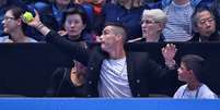 Ao lado do filho na primeira fila, Cristiano Ronaldo pega bola em jogo de Novak Djokovic no ATP Finals (Divulgação)  Foto: Lance!