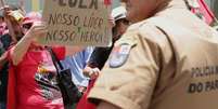 Protesto em frente ao prédio onde aconteceu o depoimento do ex-presidente  Foto: Giuliano Gomes / PR Press / Estadão