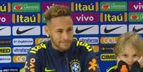 Neymar concedeu entrevista coletiva ao lado do filho Davi Lucca (Foto: Reprodução/ CBF TV)  Foto: LANCE!