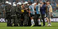 Árbitro Andres Cunha é protegido pela polícia após Grêmio x River Plate pela semifinal da Libertadores  Foto: Ricardo Moraes / Reuters