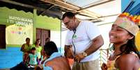 Dr. Gustavo Vargas, integrante da equipe do Mais Médicos em Tabatinga (AM), atende a comunidade indígena de Belém dos Solimões  Foto: Hélvio Romero / Estadão