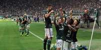 Borja comemora gol do Palmeiras com os companheiros  Foto: Alex Silva / Estad&atilde;o Conte&uacute;do