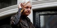 Fundador do WikiLeaks, Julian Assange, na embaixada do Equador em Londres, onde está abrigado 19/05/2017 REUTERS/Peter Nicholls  Foto: Reuters