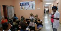 A exportação de serviços de saúde é a principal fonte de renda internacional de Cuba e vai ser abalada pela saída do Mais Médicos  Foto: Reuters / BBC News Brasil