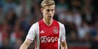 Aos 21 anos, De Jong é considerado um dos maiores talentos da nova geração holandesa de jogadores (Divulgação/Ajax)  Foto: Lance!