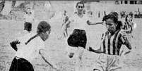 Jogo de futebol feminino na década de 30.  Foto: Diário do Norte/Reprodução / Estadão Conteúdo