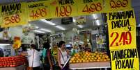 Consumidores fazem compras em mercado no Rio de Janeiro 09/05/2017 REUTERS/Ricardo Moraes  Foto: Reuters