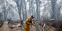 Bombeiro inspeciona casa destruída por incêndio florestal em Paradise, na Califórnia 14/11/2018 REUTERS/Terray Sylvester   Foto: Reuters