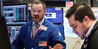 Operadores trabalham na New York Stock Exchange (NYSE) em Nova York, EUA
19/11/2018
REUTERS/Brendan McDermid  Foto: Reuters