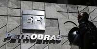Logo da Petrobras na sede da estatal no Rio de Janeiro, Brasil
04/03/2015
REUTERS/Sergio Moraes (BRAZIL - Tags: ENERGY POLITICS BUSINESS LOGO)  Foto: Reuters