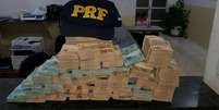 Dinheiro estava escondido em sacos plásticos  Foto: Polícia Rodoviária Federal/Divulgação / Estadão