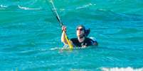 Caio Paduan nas águas do mar cearense segundos antes de curtir o kitesurf  Foto: Leca Mir/Divulgação