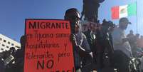 'Migrantes, em Tijuana somos hospitaleiros e tolerantes, mas não somos idiotas', dizia um cartaz de protesto  Foto: BBC News Brasil