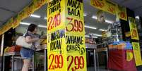 Consumidora faz compras em mercado no Rio de Janeiro 09/05/2017 REUTERS/Ricardo Moraes   Foto: Reuters