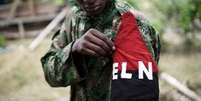 Combatente rebelde do ELN em selva no noroeste da Col&ocirc;mbia 31/08/2017 REUTERS/Federico Rios  Foto: Reuters