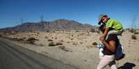 Imigrante de Honduras leva filho nas costas durante caravana a caminho dos Estados Unidos 20/11/2018 REUTERS/Hannah McKay  Foto: Reuters