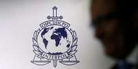 Homem passa por logo da Interpol em Cingapura 30/09/2014 REUTERS/Edgar Su  Foto: Reuters