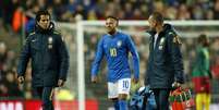 Neymar deixa o campo ap&oacute;s sofrer contus&atilde;o em amistoso Brasil x Camar&otilde;es 20/11/2018 Action Images via Reuters/Andrew Boyers  Foto: Reuters