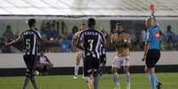 Gabriel recebe cart&atilde;o vermelho pelo Santos  Foto: Richard Callis / Fotoarena / Estad&atilde;o Conte&uacute;do