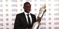 N&rsquo;Golo Kant&eacute; &eacute; eleito melhor jogador da Inglaterra na temporada 2016/2017  Foto: Reprodu&ccedil;&atilde;o/ Twitter PFA / Estad&atilde;o