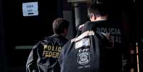 Agentes da PF durante operação em São Paulo  Foto: Leonardo Benassatto / Reuters