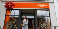Cliente deixa nova loja da Amazon em importante rua de comércio na cidade de Berlim. 22/11/2018.  REUTERS/Fabrizio Bensch.  Foto: Reuters
