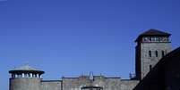 Pessoas chegam para cerim&ocirc;nia no antigo campo de concentra&ccedil;&atilde;o de Mauthausen, na &Aacute;ustria
06/05/2018 REUTERS/Lisi Niesner  Foto: Reuters