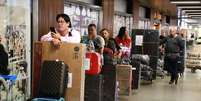 Movimentação no Aeroporto Internacional de Brasília (DF), nesta quinta-feira (22): médicos cubanos do programa "Mais Médicos", embarcam em retorno a Cuba  Foto: Fátima Meira / Futura Press